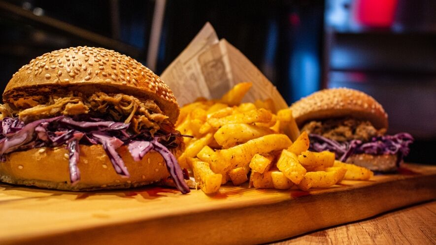 Pulled Pork Burger mitPommes  | GrillBar.at | Burger Catering Wien mit Food Trailer - Streetfood Catering