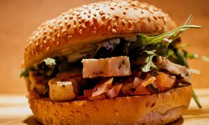 Halloumi Burger mit Burger Sauce, Tomaten Salsa, gegrilltem Halloumi und frischem Salat