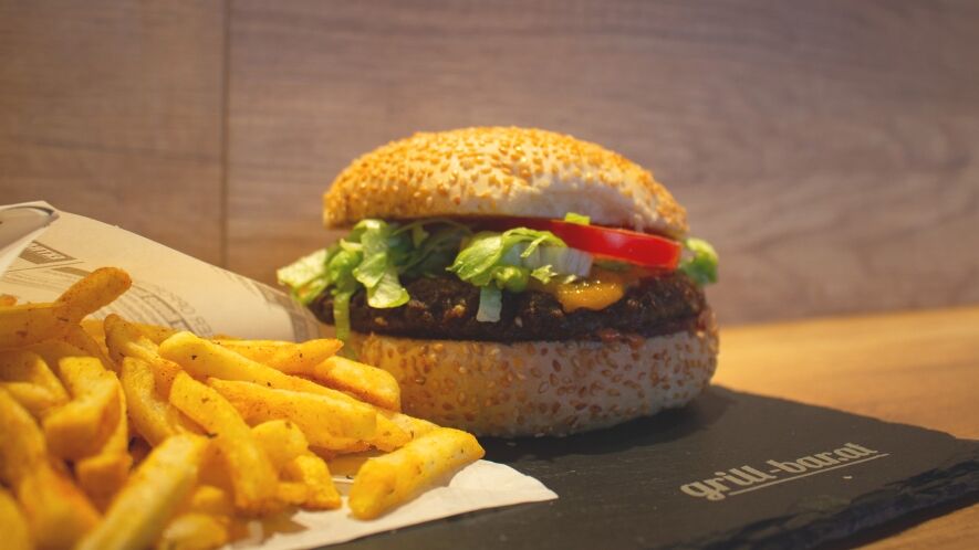 GrillBar.at Burger mit Pommes - Foodtruck Catering