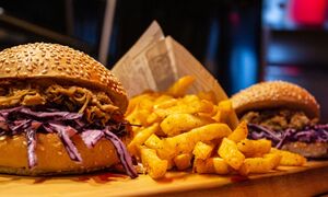 Grillbar: Pulled Pork Burger mit Pommes Streetfood Catering