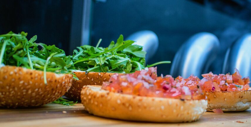 Halloumi Burger beim Zusammenbau (noch ohne Halloumi ;)- Streetfood Catering